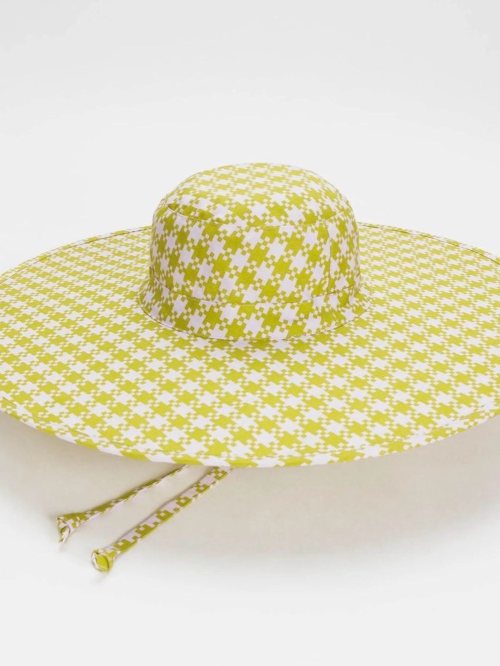 BAGGU packable sun hat in Pink Pistachio Pixel Gingham.